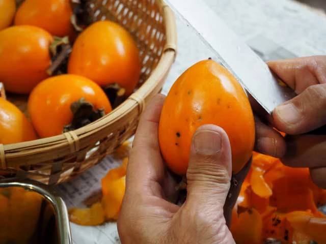 “手作業で作られる”能登志賀ころ柿